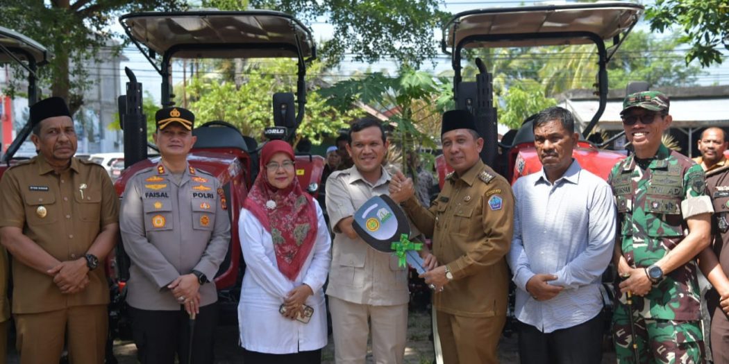 Genjot Produksi Pertanian, Wagub Aceh Serahkan Alsintan Untuk 3 Kabupaten