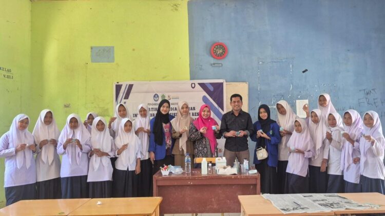 Inovasi Media Belajar Dari Resin Akrilik: Dosen Dan Mahasiswa Unsam Latih Siswa SMP Di Darul Ihsan