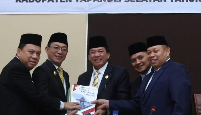 Bupati Tapsel Serahkan LPj APBD TA 2024 ke DPRD