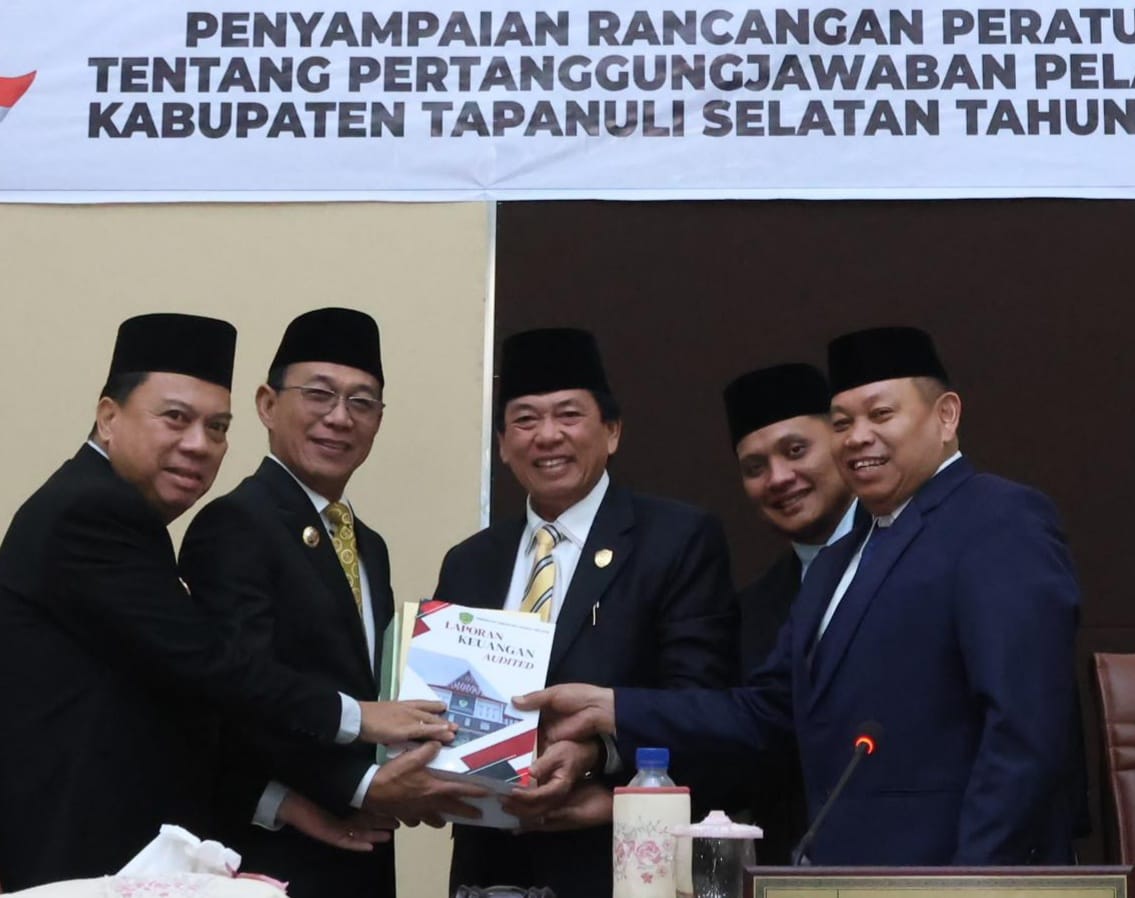 Bupati Tapsel Serahkan LPj APBD TA 2024 ke DPRD