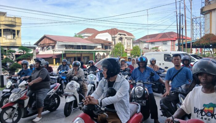 Warga Keluhkan Buruknya Layanan SPBU 14.237.417 Tapaktuan
