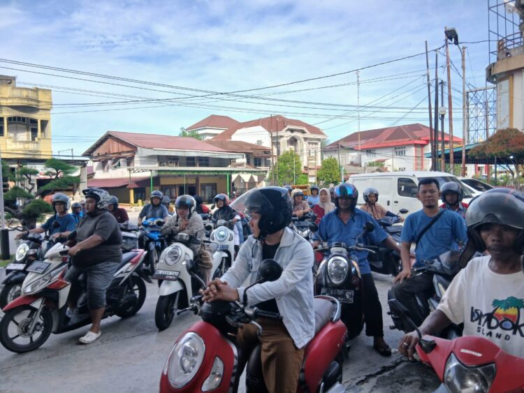 Warga Keluhkan Buruknya Layanan SPBU 14.237.417 Tapaktuan