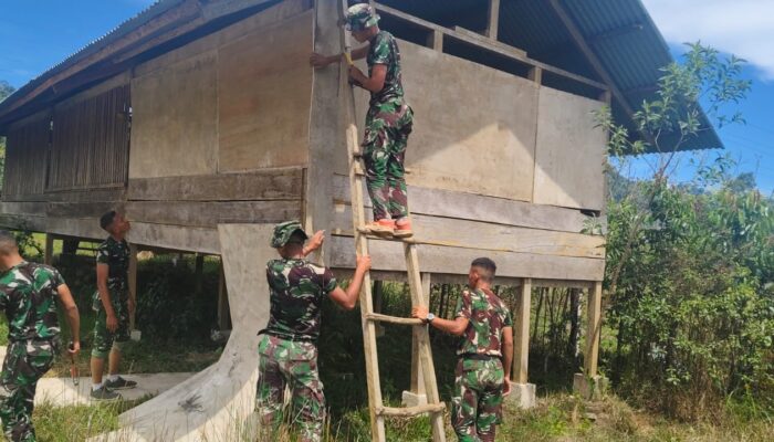 Prajurit TNI Yonif TP- 857/GG Bantu Buat Kandang Ternak Kambing Warga