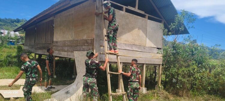 Prajurit TNI Yonif TP- 857/GG Bantu Buat Kandang Ternak Kambing Warga