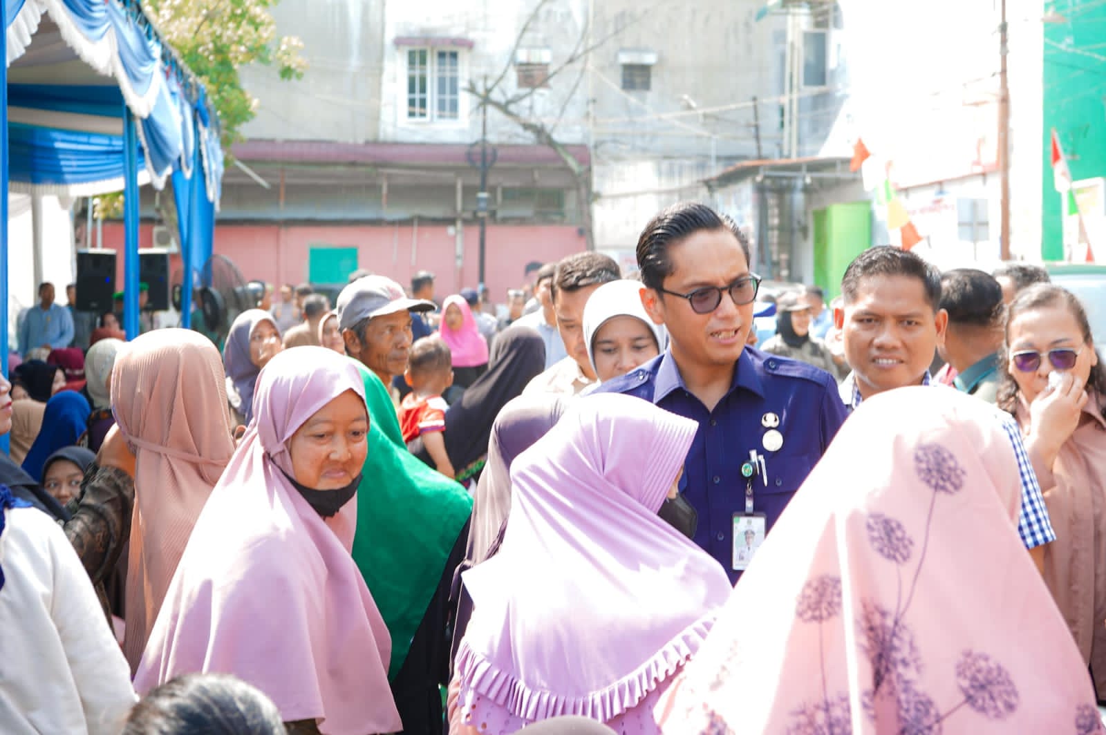 Rico Waas Salurkan Bantuan Beras Ke 500 Keluarga Di Medan Utara,1.000 Asuransi Nelayan BPJS Ketenagakerjaan