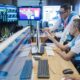 Direktur Utama PLN, Darmawan Prasodjo mendampingi petugas PLN memonitor kelistrikan secara digital. Transformasi digital secara end-to-end mampu membawa PLN menorehkan kinerja apik sehingga masuk ke dalam daftar Fortune Global 500.
