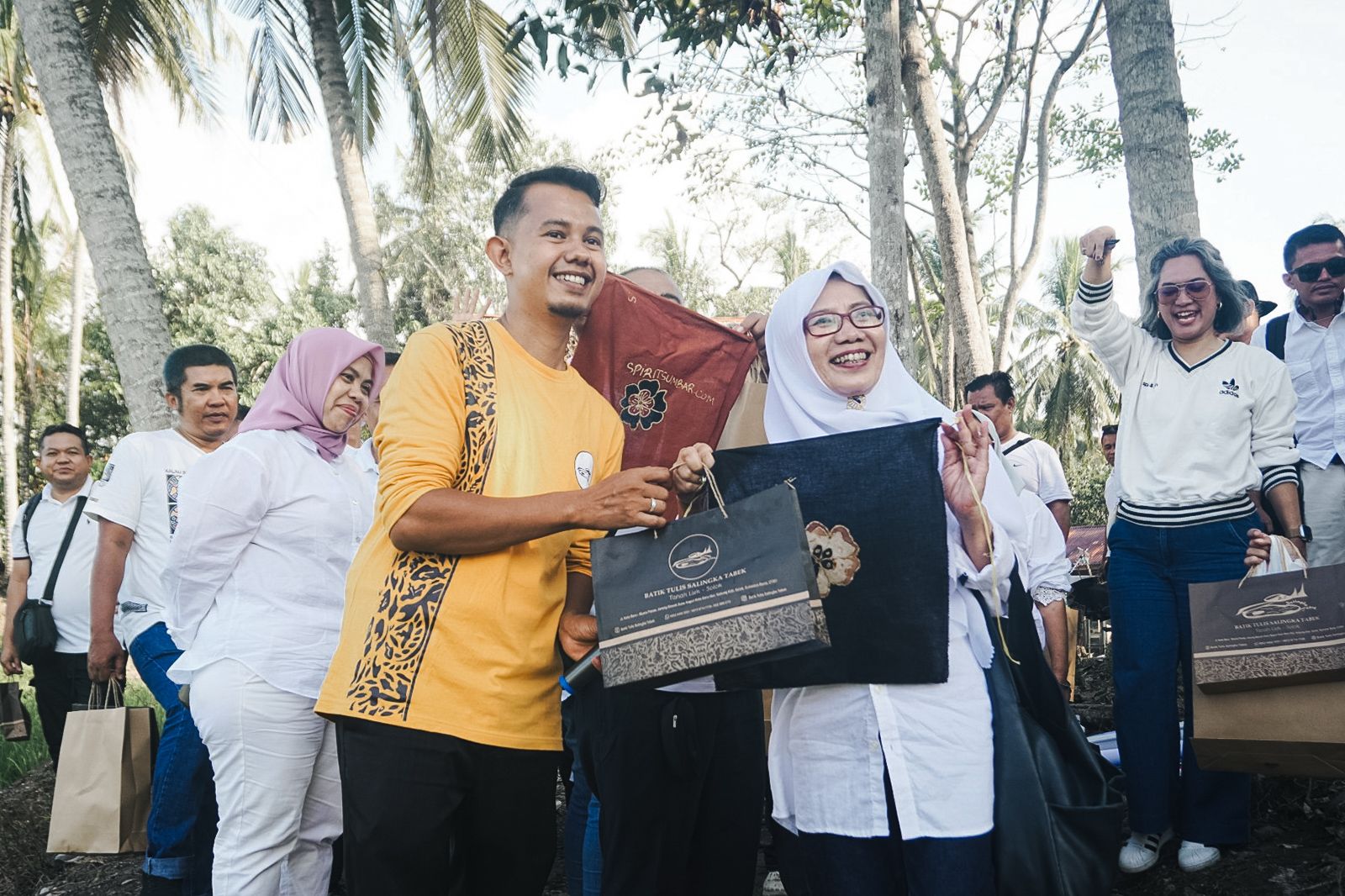 Indosat Dukung Digitalisasi UMKM Batik Dan Produk Lokal Solok