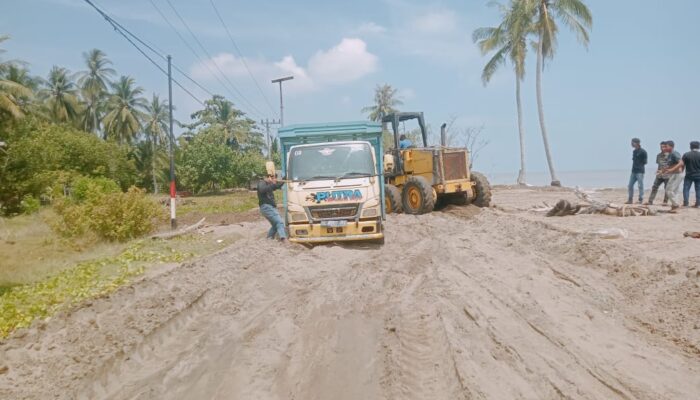 Pemkab Aceh Utara Bersihkan Jalan Pasca Banjir Rob