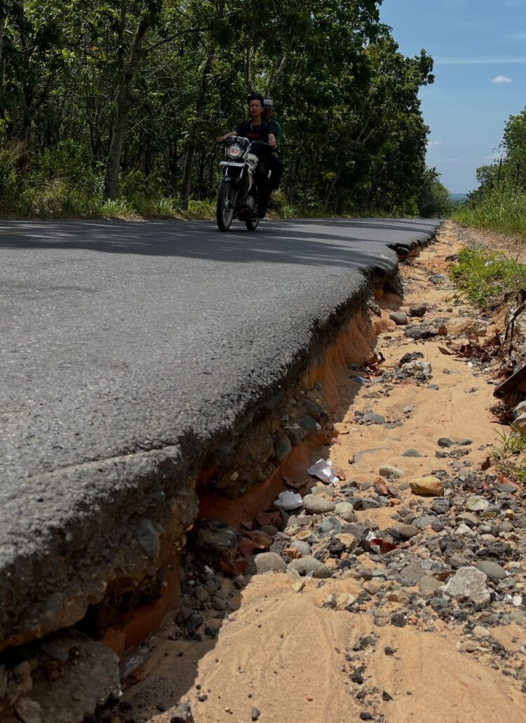 Berm Jalan Curam, Perbaikan Jalinsum Kotapinang-Gunungtua Mendesak