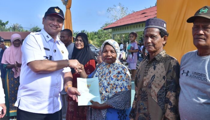 Warga Kuala Peunaga Terima Sertifikat Prona