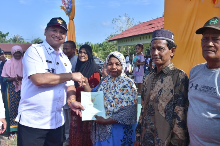 Warga Kuala Peunaga Terima Sertifikat Prona