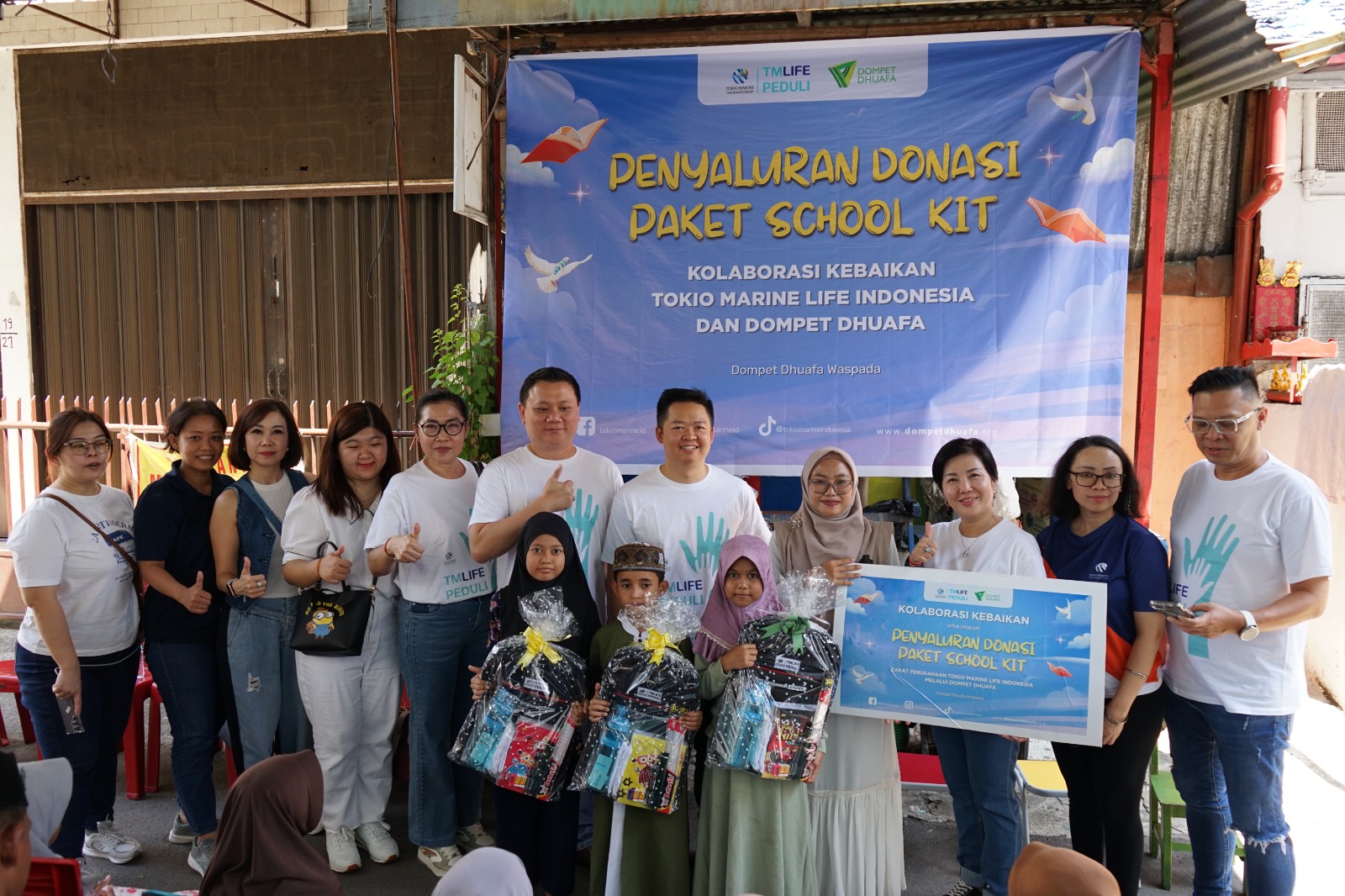 Tokio Marine dan Dompet Dhuafa Salurkan School Kit untuk Anak Dhuafa di Kampung Aur