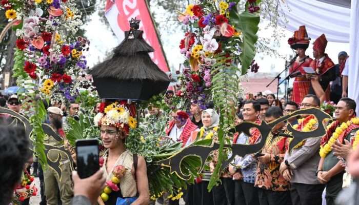 Ribuan Pengunjung Tumpah Saat Pembukaan Festival Bunga & Buah 2025 Di Berastagi