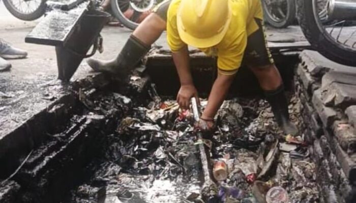 Tim SDABMBK Berjibaku Bersihkan Sampah Untuk Normalisasi Drainase