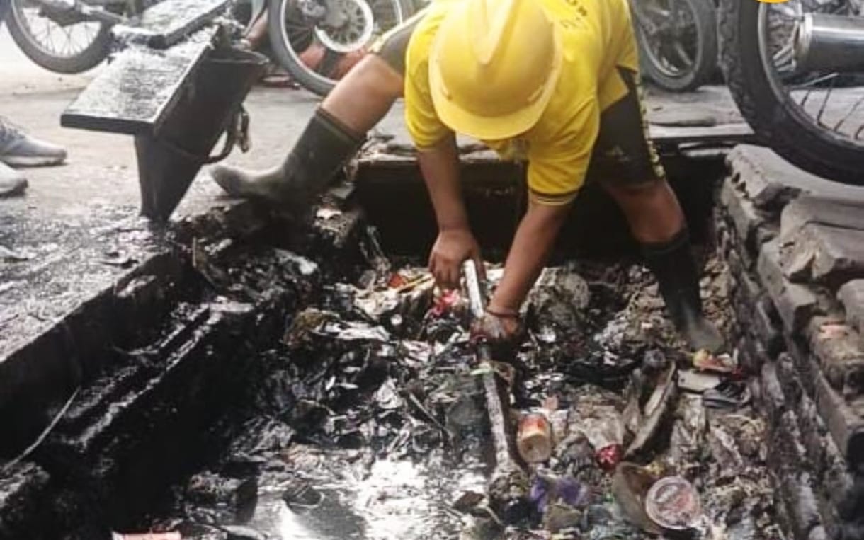 Tim SDABMBK Berjibaku Bersihkan Sampah Untuk Normalisasi Drainase