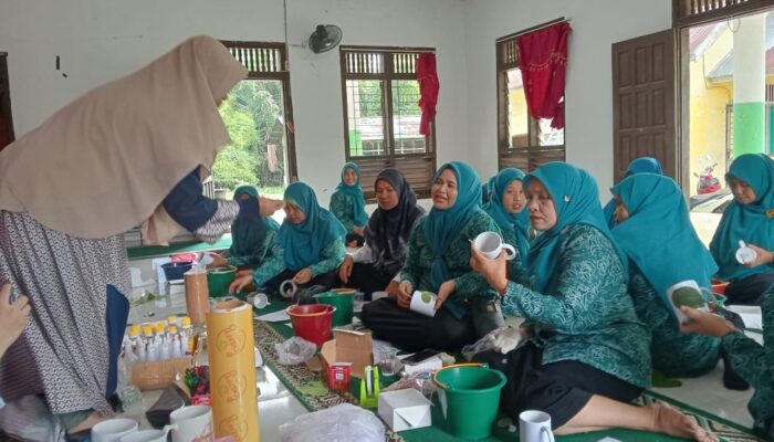 Dorong Kemandirian Ekonomi Perempuan, Dosen Unsam Beri Pelatihan Ecoprint Mug Di Gampong Bayeun, Aceh Timur