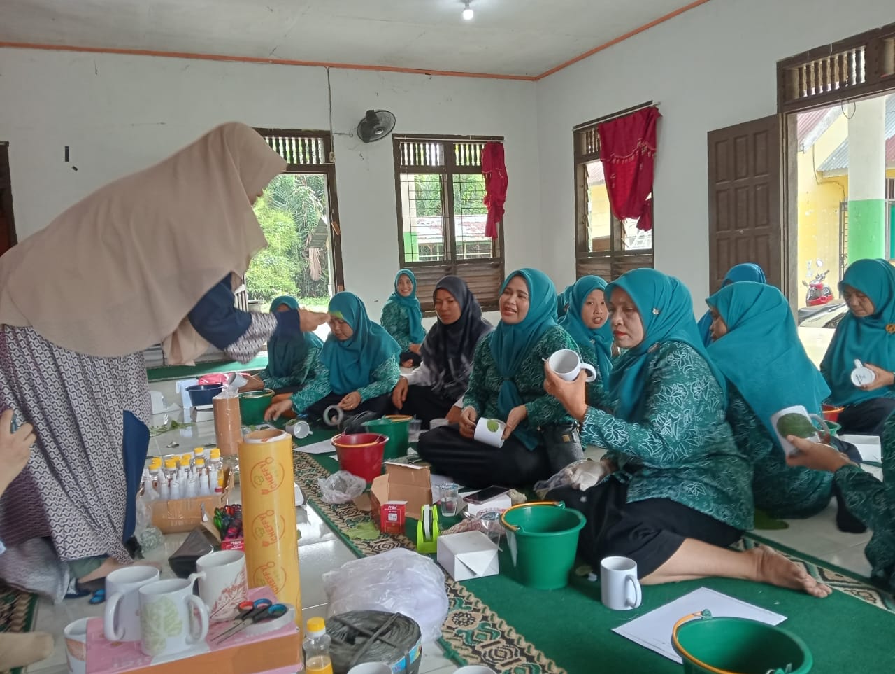 Dorong Kemandirian Ekonomi Perempuan, Dosen Unsam Beri Pelatihan Ecoprint Mug Di Gampong Bayeun, Aceh Timur
