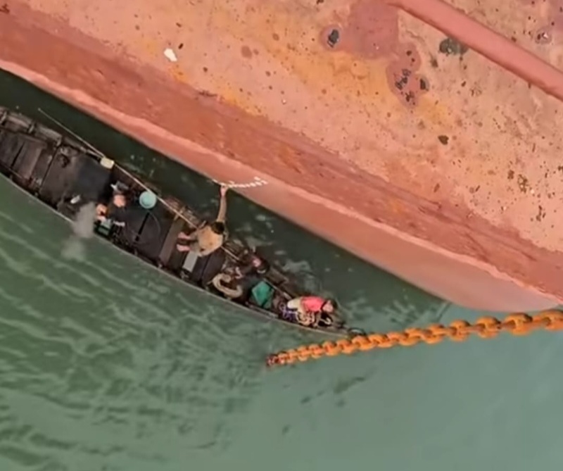 Maling Di Pelabuhan Belawan Dipaksa Turun Dari Kapal Tanker