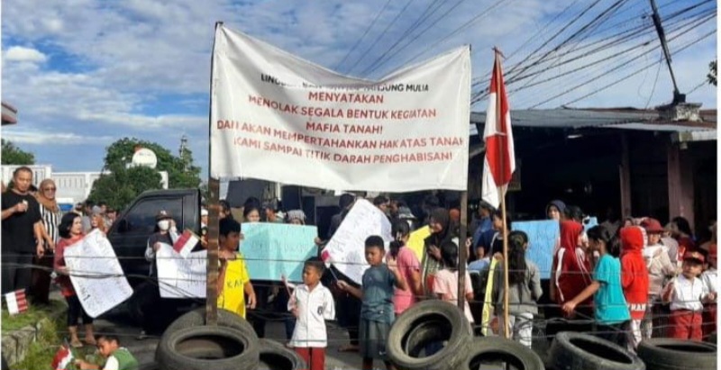 Tolak Eksekusi, Ratusan Warga Blokir Jl. Aluminium I Medan Deli