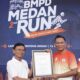 Direktur Operasional Museum Rekor Dunia Indonesia (MURI), Jusuf Ngadri menyerahkan piagam MURI kepada Ketua BMPD Provinsi Sumut sekaligus Kepala Perwakilan Bank Indonesia Provinsi Sumatera Utara, Rudy Brando Hutabarat.