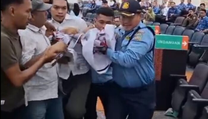 Protes PHK Di Perusahaan Sawit, 4 Warga Nekad Terobos Sidang Paripurna DPRD Sumut