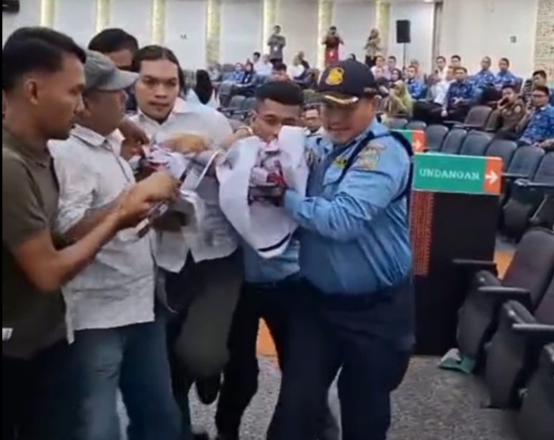 Protes PHK Di Perusahaan Sawit, 4 Warga Nekad Terobos Sidang Paripurna DPRD Sumut