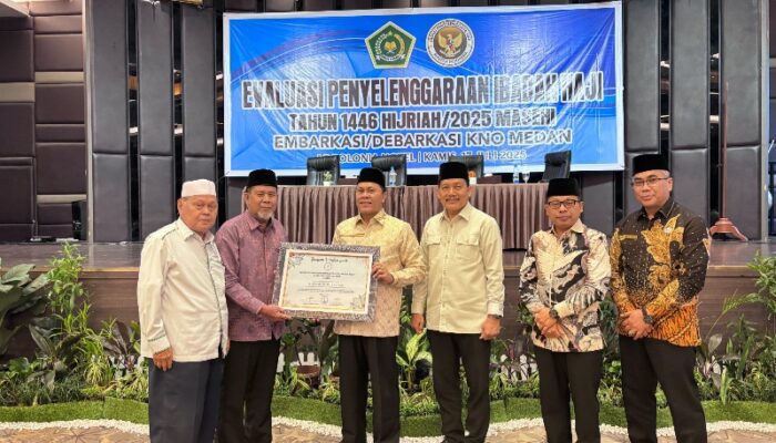 FK KBIHU Sumut Beri Penghargaan Untuk Kakanwil Kemenag Sumut