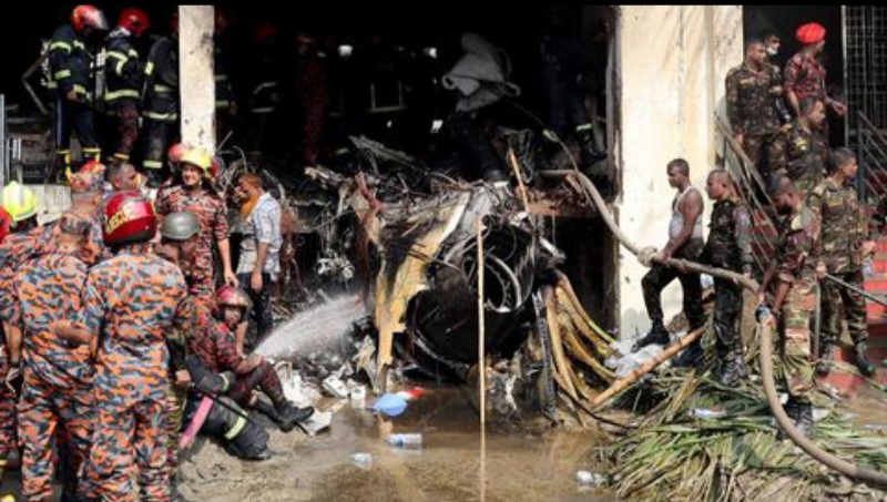 Pesawat Militer Bangladesh Jatuh Ambil Korban 19 Tewas, 100 Luka-luka