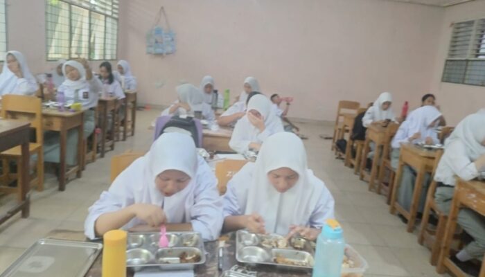 Siswa SMKN 1 Medan Nikmati Makanan Bergizi Gratis