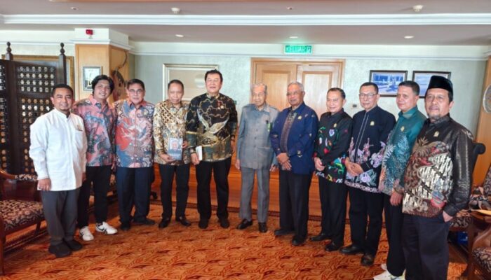 Ketua Dewan Pembina PB ISMI Bersama Tokoh Melayu Indonesia Kunjungi Tun Mahathir Muhammad Di Putra Jaya Kuala Lumpur