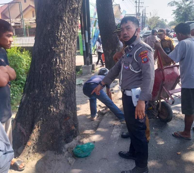 Tabrak Pohon, Pengendara Sepeda Motor Tewas Dilindas Dump Truk Di Jl. Panglima Denai