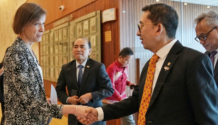 Kain Wastra Nusantara Karya Desainer Edward Hutabarat Dipajang Di Markas UNESCO