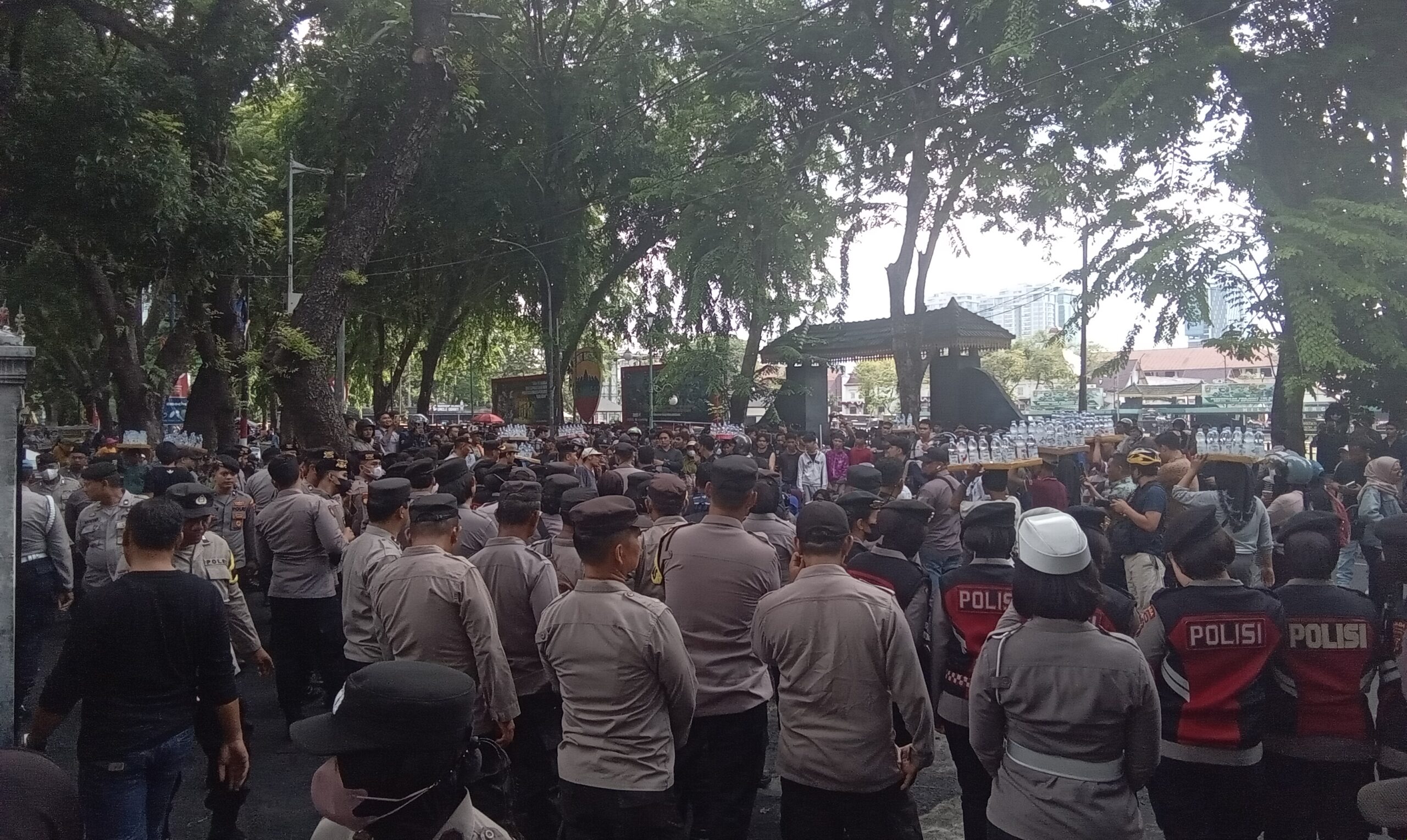 Buruh Dan Mahasiswa Gelar Aksi Demo Di DPRD Sumut