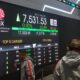 Indeks Harga Saham Gabungan (IHSG) pagi ini, Jumat (8/8) dibuka menguat di level 7.648, meski mayoritas bursa saham di kawasan Asia justru melemah. Situasi ini dipengaruhi oleh antisipasi pasar terhadap rilis data ekonomi domestik, terutama indeks kepercayaan konsumen dan penjualan ritel.