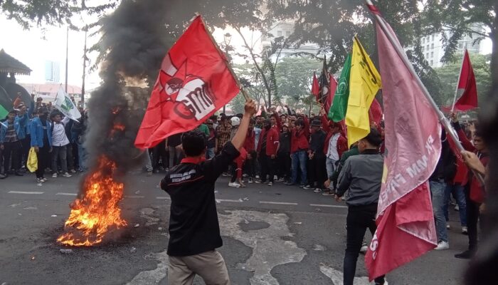 Demo Anarkis Dibubarkan Aparat