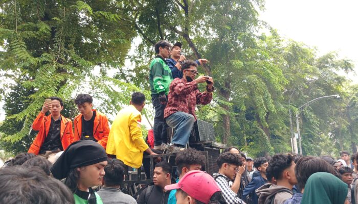 Massa Aksi Kembali Geruduk DPRD Sumut
