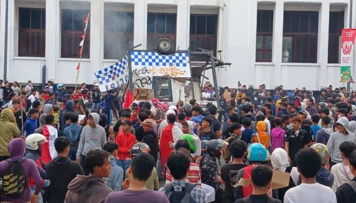 Ini Demo Berujung Bentrok Di Berbagai Kota Di Indonesia