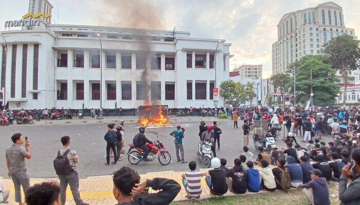 Berbagai Elemen Masyarakat Turun Ke Jalan, Massa Aksi Tersebar Di Beberapa Titik