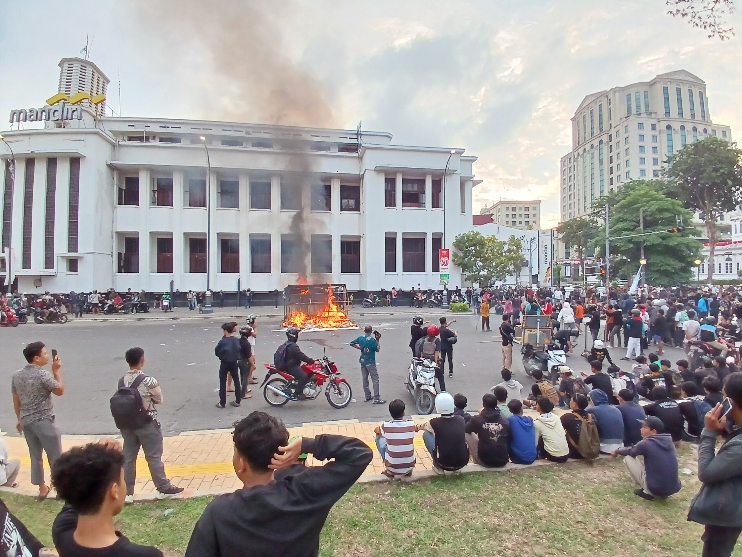 Berbagai Elemen Masyarakat Turun Ke Jalan, Massa Aksi Tersebar Di Beberapa Titik