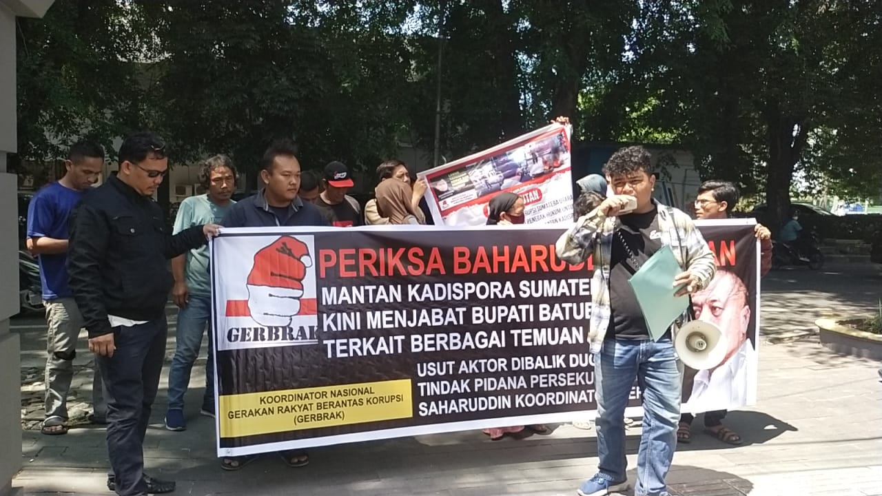 Massa Demo Di DPRD Sumut, Desak Usut Tuntas Dugaan Korupsi Di Disporasu