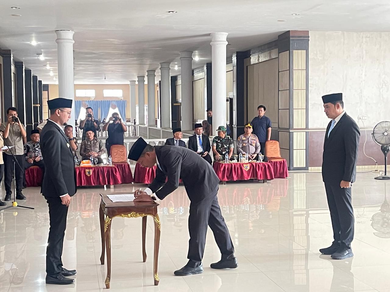 Fery Simatupang Lantik Staf Ahli Reza Pahlevi Jadi Pj Sekda Labusel