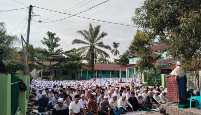 Ribuan Jamaah Sholat Istisqa’ Di Ponpes Al-Hakimiyah Paringgonan