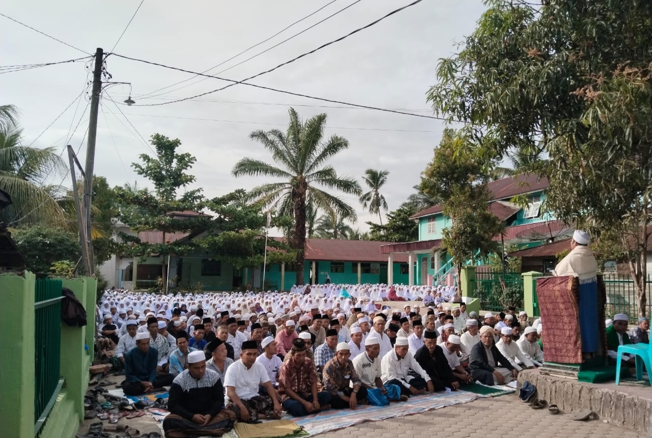 Ribuan Jamaah Sholat Istisqa’ Di Ponpes Al-Hakimiyah Paringgonan