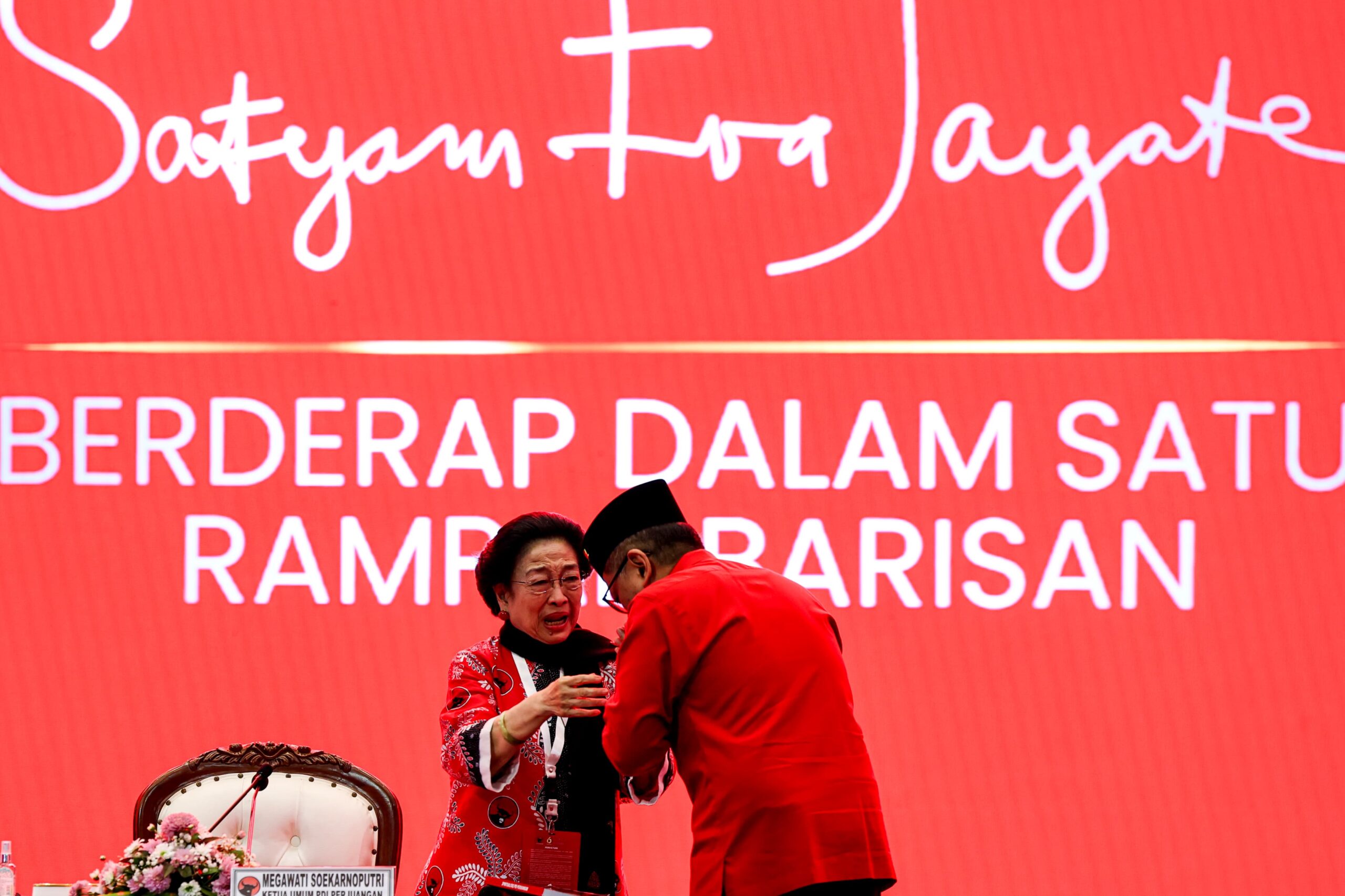 Momen Haru Hasto-Megawati Di Kongres PDIP
