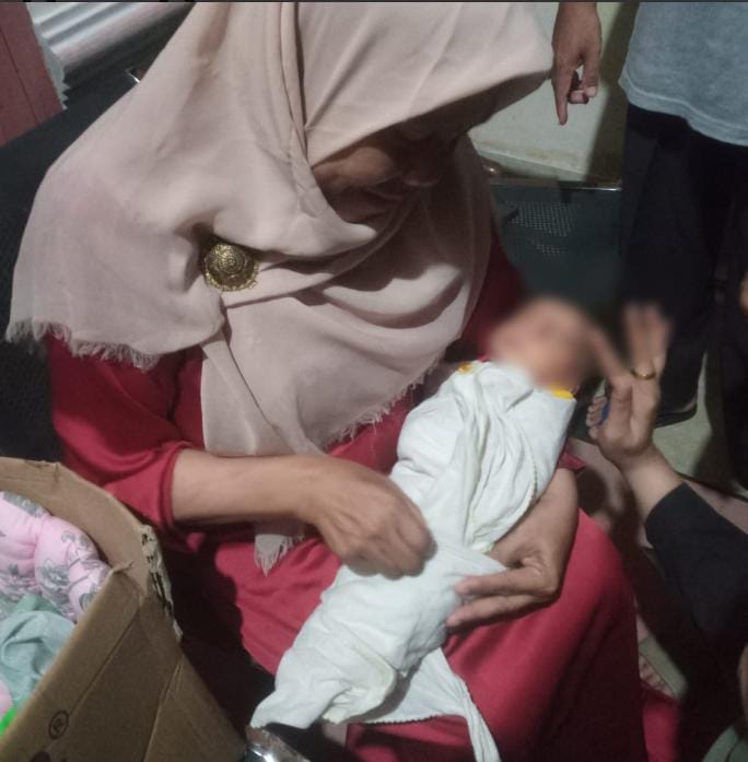 Warga Temukan Bayi Perempuan Dalam Kardus Di Halaman Rumah