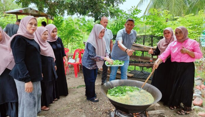 Sambut HUT Ke-80 RI, Polsek Simpang Tiga Gelar Masak Kuah Pliek U Bersama Ibu Keuchik