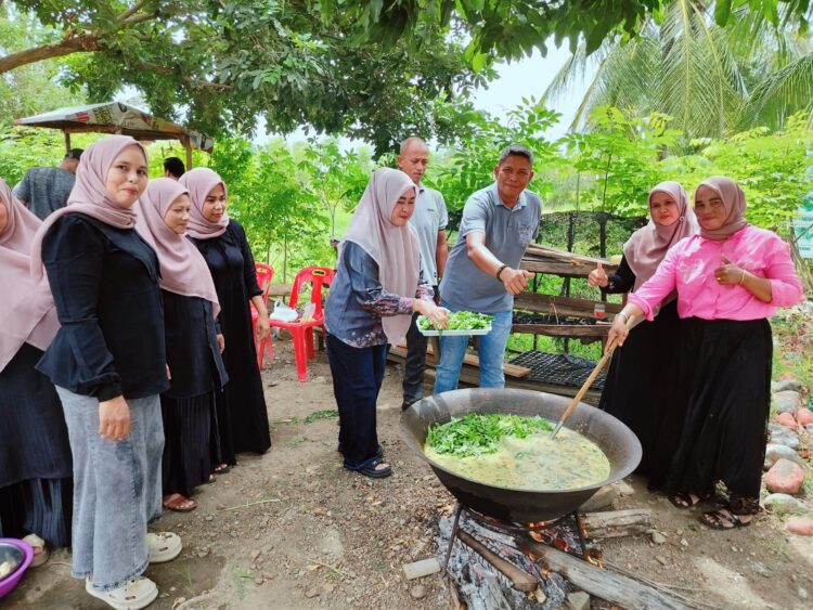 Sambut HUT Ke-80 RI, Polsek Simpang Tiga Gelar Masak Kuah Pliek U Bersama Ibu Keuchik