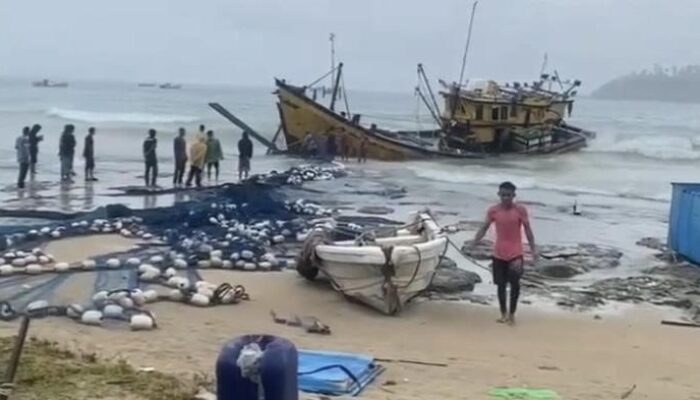 Diterjang Angin Kencang, Boat Pukat Milik Nelayan Aceh Selatan Terdampar Di Simeulue