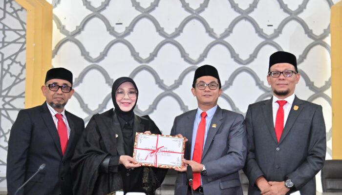 Wali Kota Serahkan Dokumen RKUA-PPAS APBK-Perubahan Banda Aceh Ke DPRK
