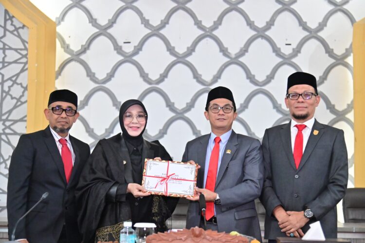 Wali Kota Serahkan Dokumen RKUA-PPAS APBK-Perubahan Banda Aceh Ke DPRK